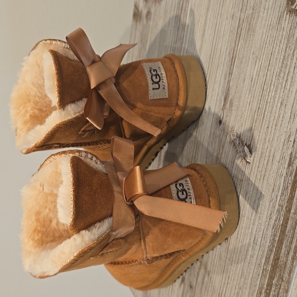 Woman UGG Mini Bailey Bow ll Size 6 - Picture 4 of 9
